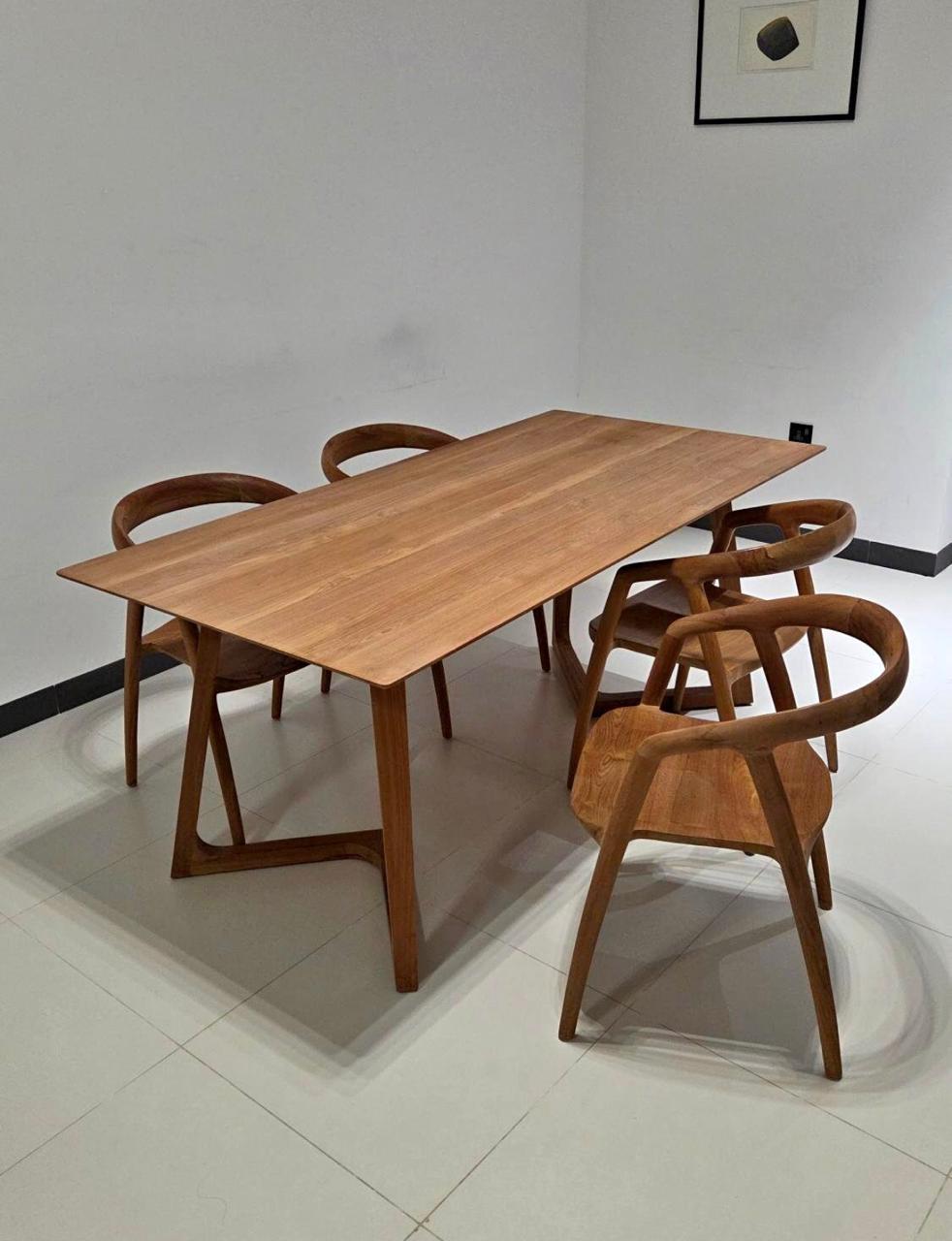 100% Solid wood dining table with 4 chairs ( USED )